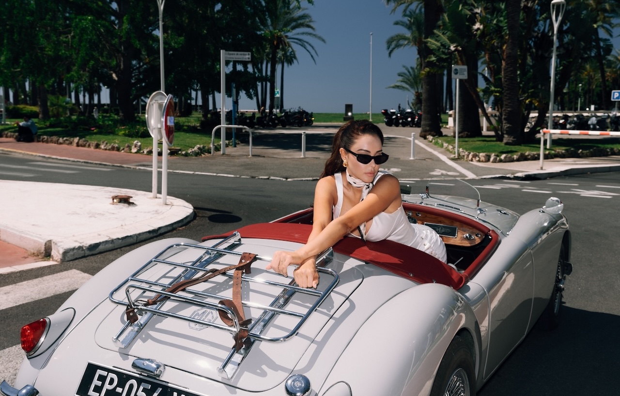 Shooting photo avec une voiture de collection sur la Côte d’Azur — Ride Classics