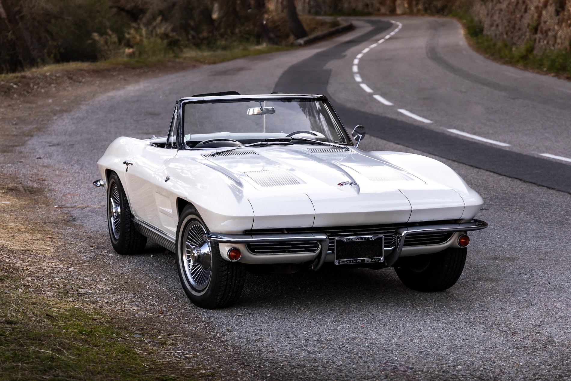 Chevrolet Corvette C2 Stingray 1963 pour shooting photo sur la Côte d’Azur — Ride Classics