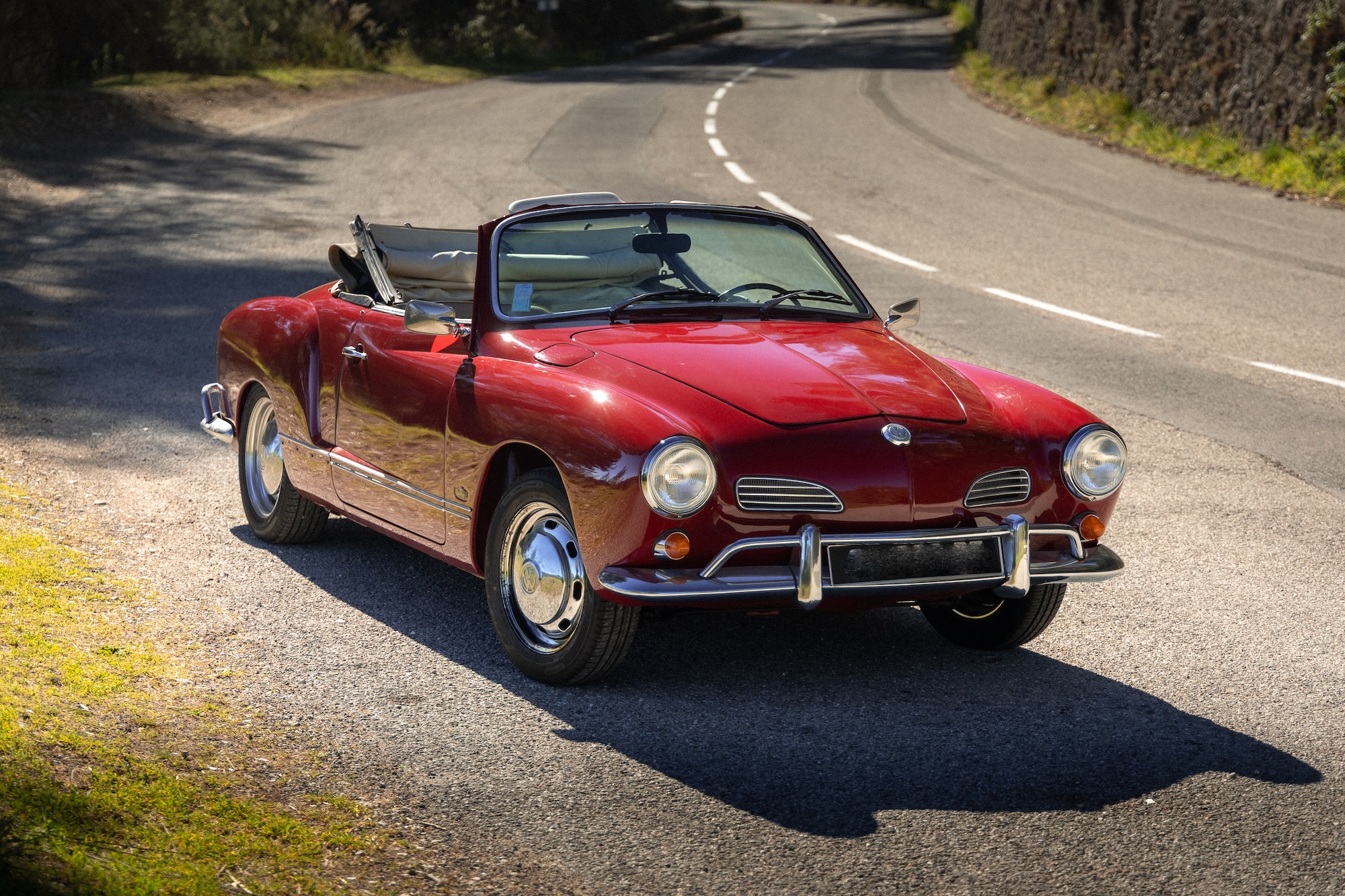 Volkswagen Karmann Ghia 1968 pour shooting photo sur la Côte d’Azur — Ride Classics